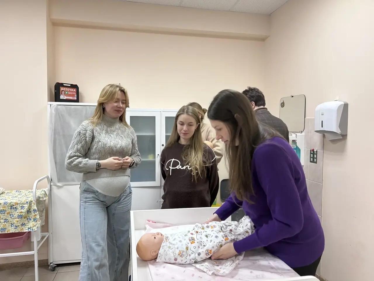 Безопасность малыша — задача всей семьи: мурманчан будут учить уходу за младенцами