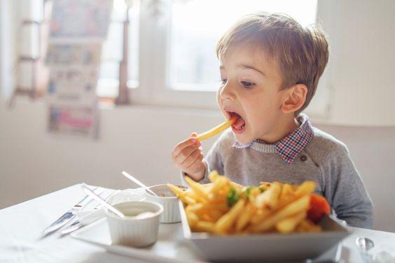 8 вещей, которые не стоит делать родителям, чтобы не вызвать у ребенка расстройство пищевого поведения