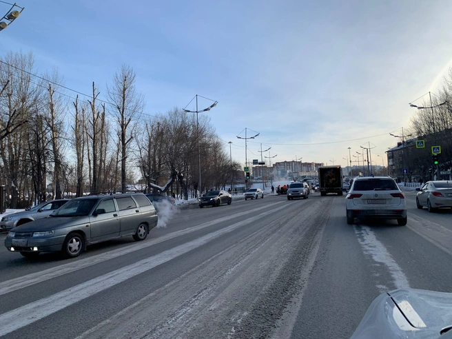 Спасательные работы на месте пожара автомобиля | Источник: 72.RU