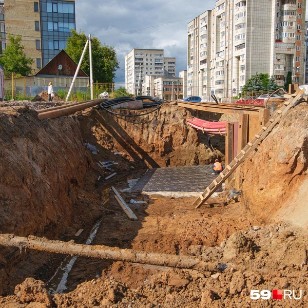 Старые трубы по соседству еще лежат на земле | Источник: Тимофей Калмаков / 59.RU