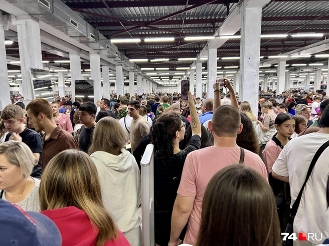 Молодежь воспринимает ночной поход в магазин как приключение и не забывает выкладывать рилсы  | Источник: Михаил Шилкин 