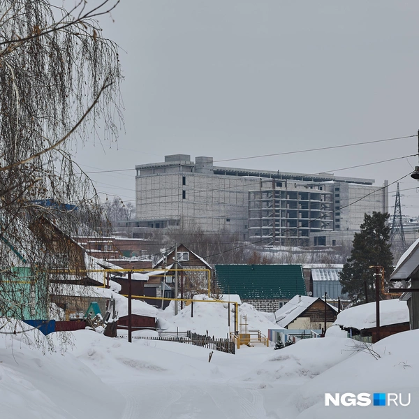 Из частного сектора открывается вид и на долгострой на Гусинобродском шоссе. Его будущее пока туманно, хотя выкупить здание когда-то планировали предприниматели из Китая | Источник: Александр Ощепков / NGS.RU