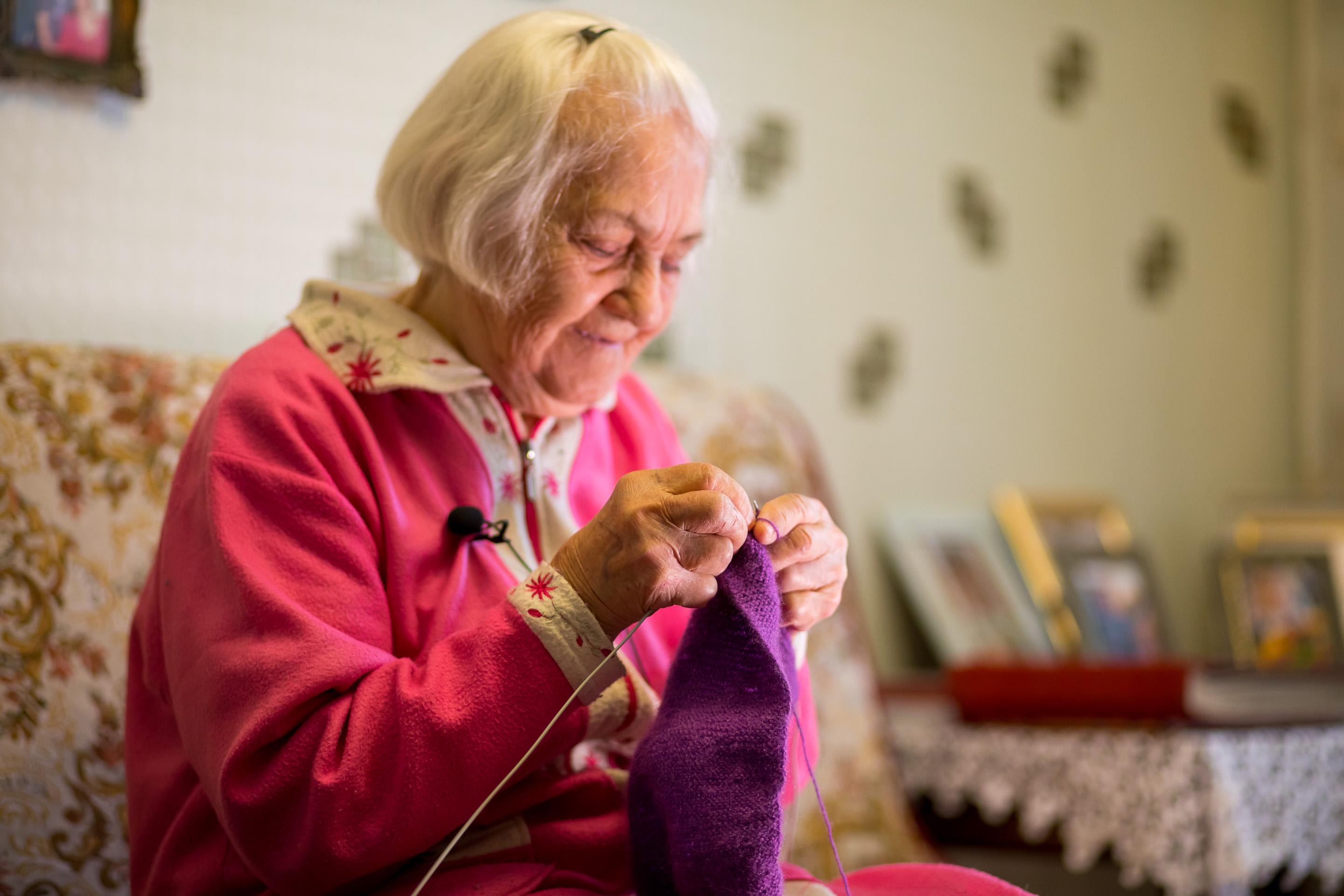 Бабушка с вязанием. Бабушка вяжет носки. Красноярск бабушка. Бабушка вяжет для детей. Бабушкина забота