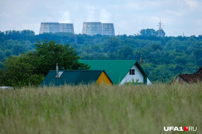 Вдали видны градирни ТЭЦ-3 | Источник: Булат Салихов / UFA1.RU