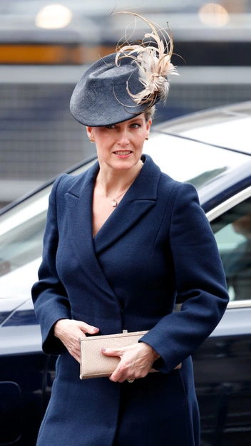 Софи Уэссекская (с клатчем Sophie Habsburg) прибывает на службу в честь Дня Содружества, Вестминстерское аббатство, 12 марта 2018