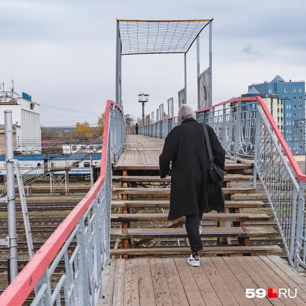 Между досками в настиле есть зазоры, а между ступеньками незакрытое пространство | Источник: Тимофей Калмаков / 59.RU