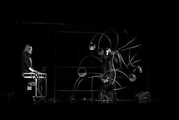 Трубы буквально обвивают музыканта | Источник: личный архив Владимира Кашина