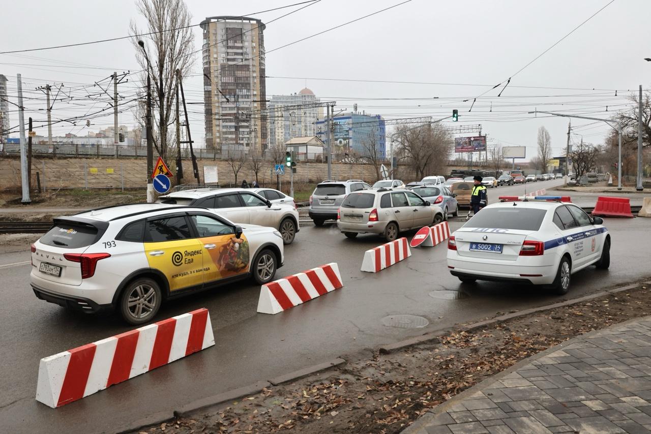 Это чтобы пробок не было: смотрим, для чего перекрыли улицу в самом центре Волгограда