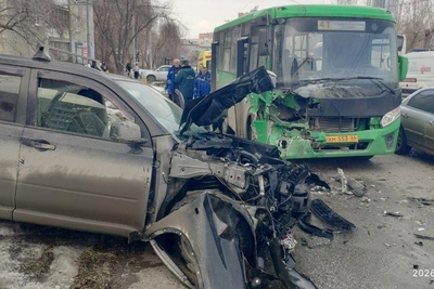 На Эльмаше автобус столкнулся с легковушкой, иномарка загорелась