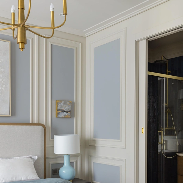 Кровать с мягким изголовьем в массивной дубовой раме.  | Источник: Елизавета Гуровская. Стиль: студия LFUSION