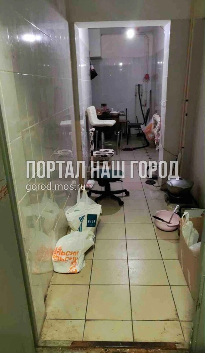 Рабочие тусуются в закрытом помещении | Источник: gorod.mos.ru
