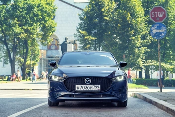 Ну а это уже «четвертая» Mazda 3. Пожалуйста, фас…