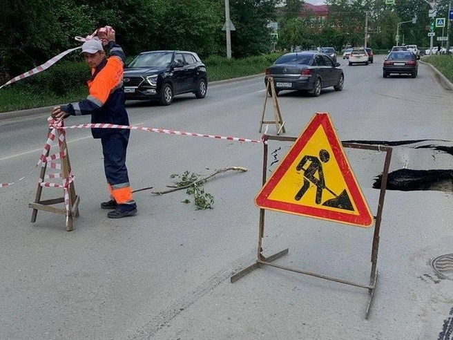 Провал занял целую полосу на дороге | Источник: Администрация города Омска