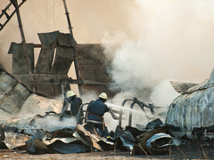 Пилоты погибли, 200 кв метров объяты огнем: второе падение самолета на частный дом за месяц