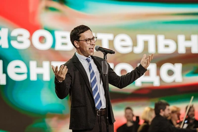 Учитель музыки из Екатеринбурга зажег зал со Светлаковым
