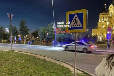 Нижегородец на БМВ проехал перекрытую улицу, чуть не сбив инспектора