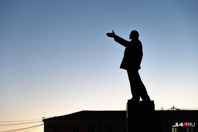 Ленин указывает солнцу, куда садиться | Источник: Олег Федоров / 14.RU