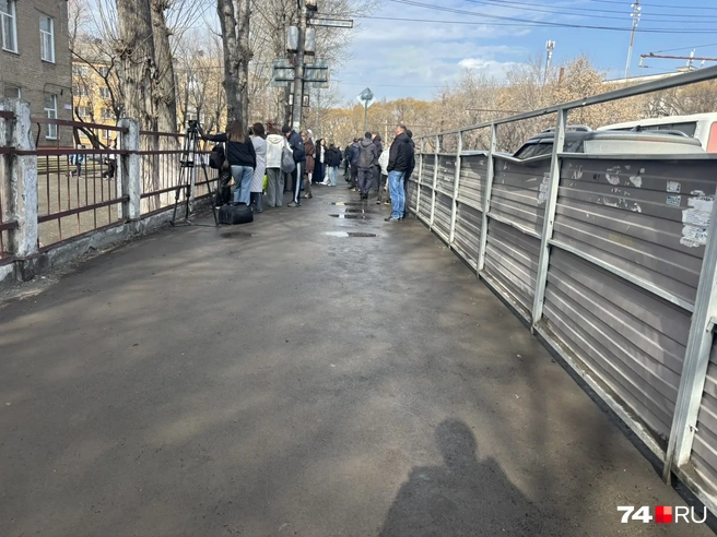 У входа на территорию школы собралась толпа | Источник: Дарья Дубровских