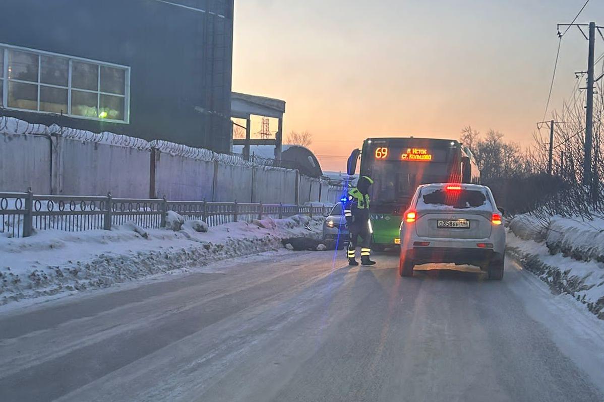 В Компрессорном белый автомобиль насмерть сбил пешехода и скрылся. Водителя  разыскивают по осколкам машины - 14 февраля 2024 - Е1.ру