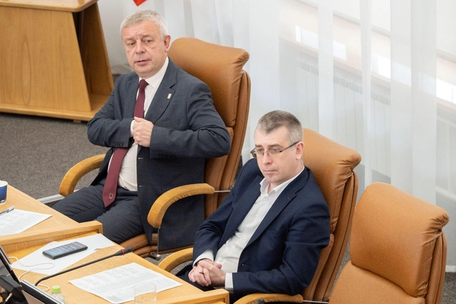 Роман Одинцов (слева) представлял администрацию | Источник: горсовет Красноярска / krasnoyarsk-gorsovet.ru