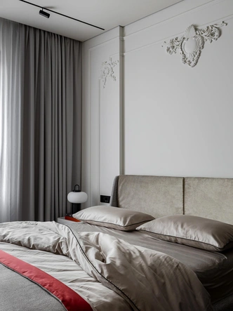 Лепнина и красные акценты: квартира 84 м² в Минске