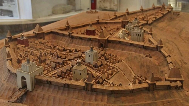 Макет древнерусского Владимира. На переднем плане Новый город с Золотыми воротами. За ним кремль (Печерний город). На заднем плане Ветшаный город | Источник: Voevoda/Wikimedia Commons