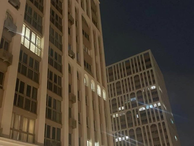 По словам жильцов, во время ветра окна в доме издают шум | Источник: читатели НГС