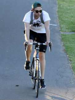 Роберт Паттинсон на велопрогулке в Австралии