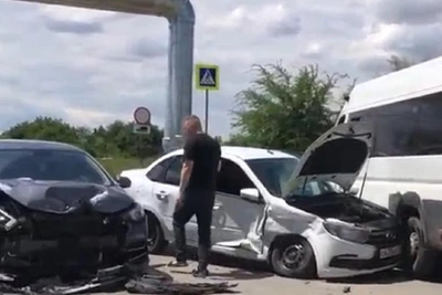 Массовая авария с маршруткой на юге Волгограда попала на видео