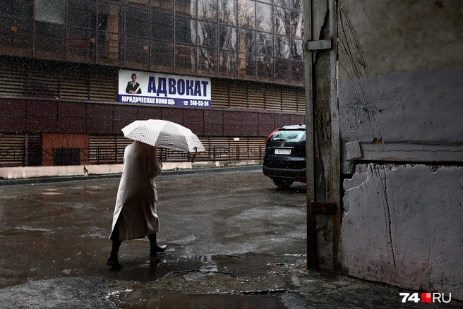 Многие предусмотрительно взяли с собой зонты | Источник: Наталья Лапцевич