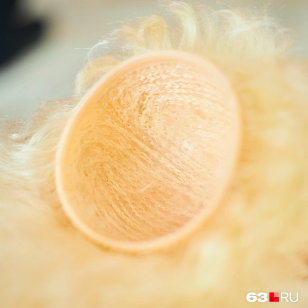 «Скальп» легче снимать, если предварительно прогреть голову игрушки феном. Прическу каждой новенькой кукле Алёна восстанавливает поэтапно. Сначала моет шампунем или хозмылом, потом кислородным отбеливателем и в конце наносит бальзам для волос | Источник: Роман Данилкин / 63.RU