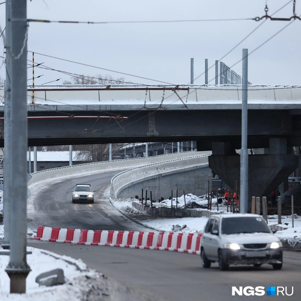 Левобережная развязка предполагает движение машин без остановок | Источник: Александр Ощепков / NGS.RU