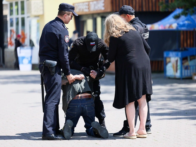Один из гуляющих переоценил свои возможности, и его увели полицейские | Источник: Наталья Лапцевич