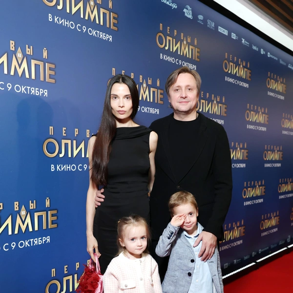 Артем Михалков с женой Дарьей и детьми