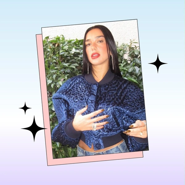 С чем сочетать маникюр с черепаховым принтом: идея дизайна ногтей на осень 2025 от Дуа Липы | Источник: theGirl