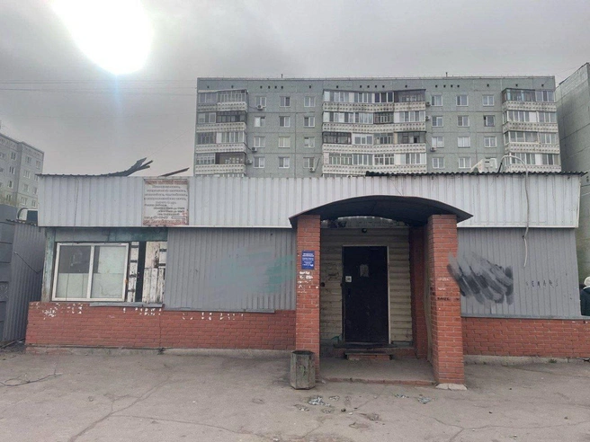 Павильон, с которого упал мужчина | Источник: «Прокуратура Омской области»/ T.me