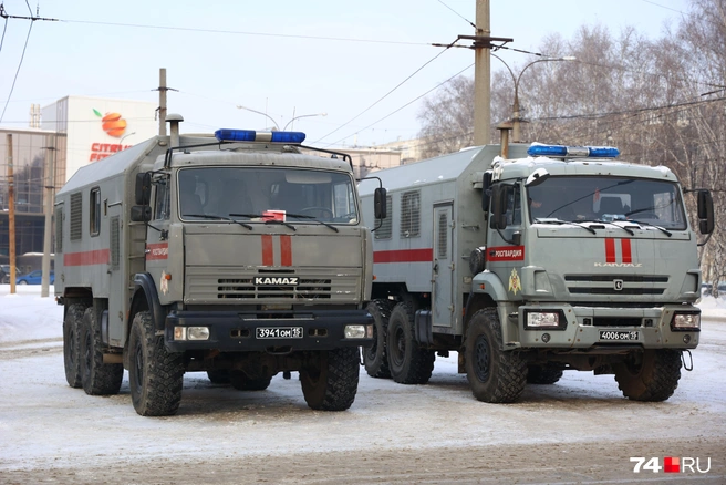 На соседней парковке поддежуривали автозаки Росгвардии | Источник: Наталья Лапцевич