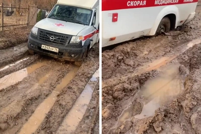 Скорая застряла в грязи в Ярославской области с пациентом внутри