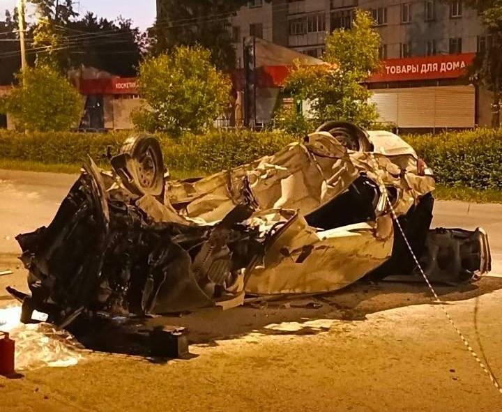 Lada Granta превратилась в груду металла после столкновения с Mercedes в Челябинске