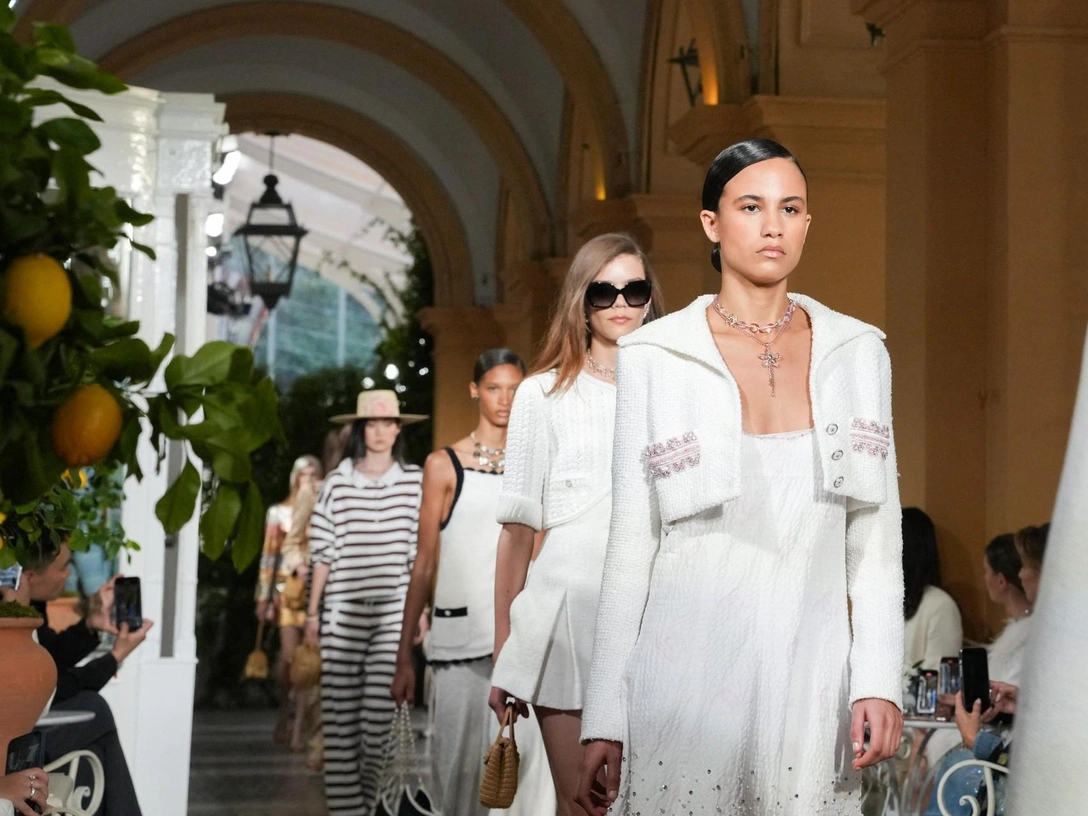 Показ Chanel Cruise на острове Комо, апрель 2025. | marieclaire.ru