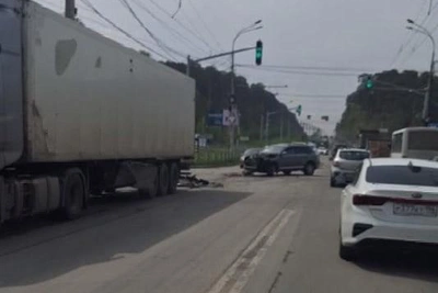 Опубликовано видео аварии с грузовиком в Екатеринбурге