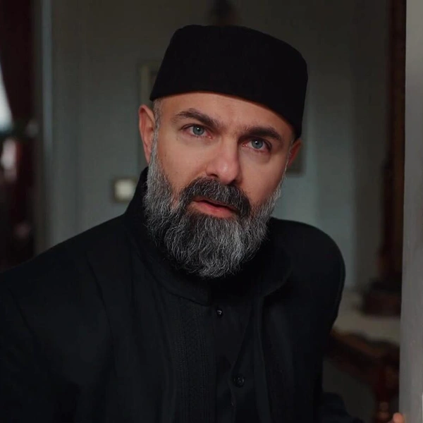 Эркан Авджи | Источник: Кадр из сериала «Красные бутоны»