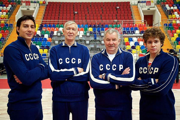 Легендарные спортсмены Алжан Жармухамедов (второй слева) и Иван Едешко (второй справа) вместе с актерами, которые играют их - Александр Ряполов (первый слева) и Кузьма Сапрыкин (первый справа)