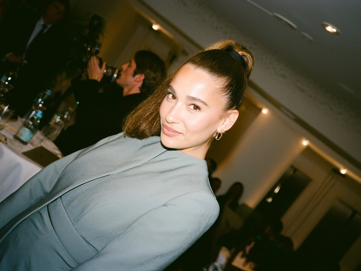 прическа на корпоратив, быстрая прическа, прическа на корпоратив на средние волосы, укладка на корпоратив, волосы на корпоратив, прическа на вечер | Источник: theDay/higgsfield