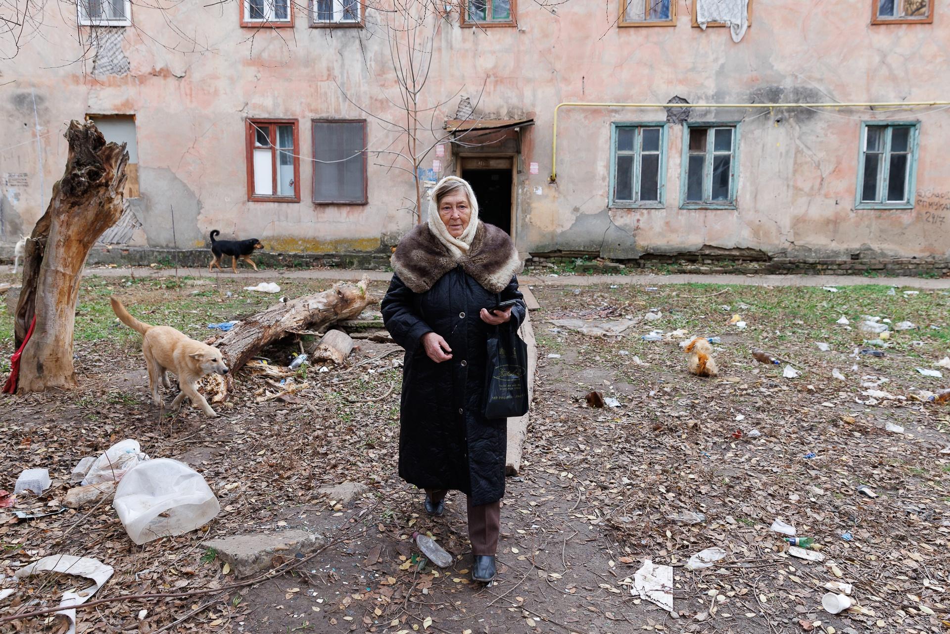 Чиновники Волгограда отчитались про 78-летнюю женщину, оставленную в заброшенном микрорайоне. Но жилье ей не дали