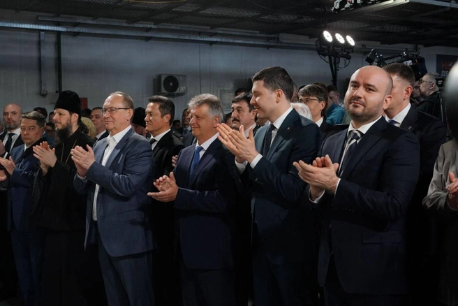 Справа налево: губернатор Самарской области Вячеслав Федорищев, министр промышленности и торговли РФ Антон Алиханов и глава АВТОВАЗа Максим Соколов | Источник: Вячеслав Федорищев / T.me