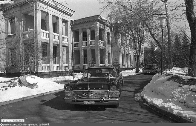 Гостиница появилась тут в 1960-м | Источник: Валерий Карасев / pastvu.com