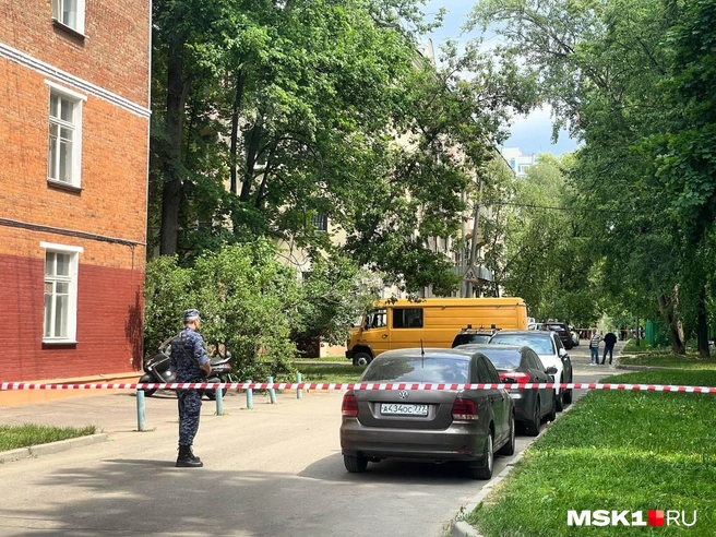 Силовики оцепили двор на улицы Леси Украинки из-за подозрительного предмета | Источник: Татьяна Зудакова / MSK1.RU