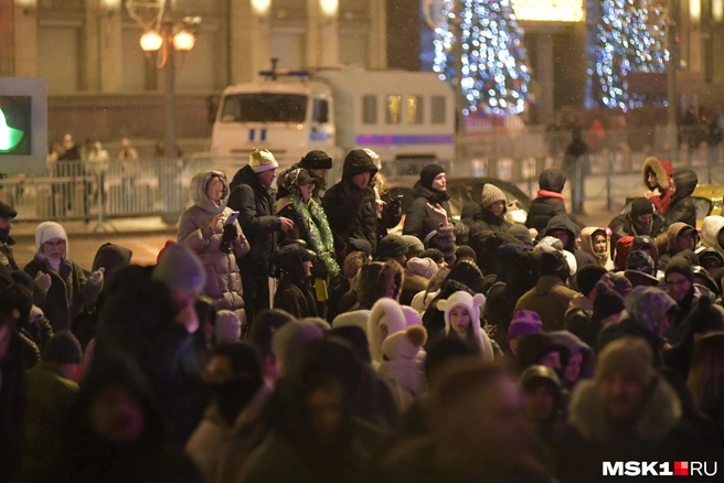 Несмотря на ограничения, люди стремятся встретить Новый год у Кремля | Источник: Александр Филиппов / MSK1.RU