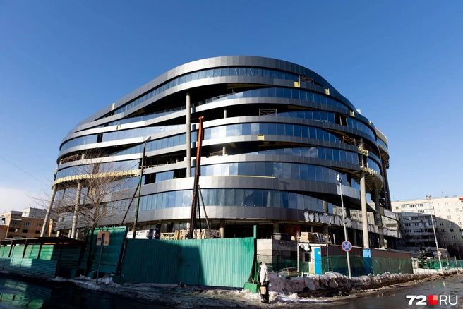 Медленно, но верно строительство этого огромного здания движется к завершению. Пожалуйста, подождите | Источник: Ирина Шарова / 72.RU